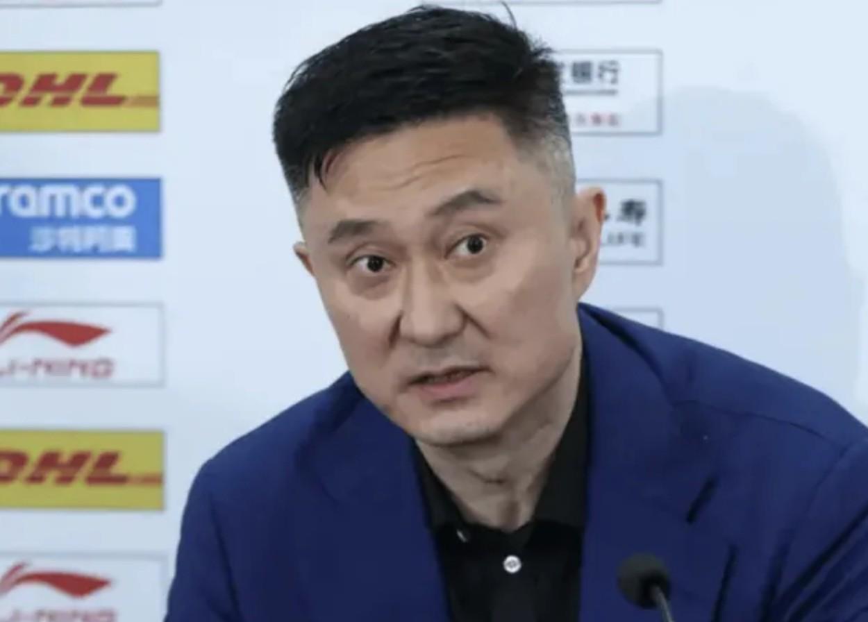 安博体育-郭艾伦解说：杜导现在是老教练了，不管输赢都面不改色心不跳